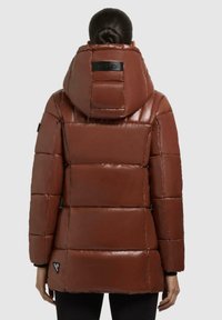 Bruine pufferjack met een glanzende afwerking, voorzien van een grote capuchon, geborduurd ontwerp en zwart merkdetail op de rug.