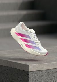 Επιλέχθηκε, footwear white/lucid fuchsia/violet tone
