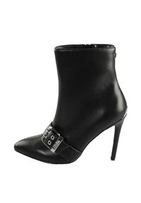 Melnas ādas potīšu zābaki ar smailu purngalu, augstu stiletto papēdi un sudraba sprādzi potītes siksniņā. Gluda tekstūra, elegantisks dizains.