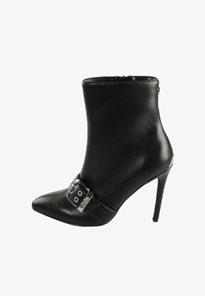 Stivale in pelle nera alla caviglia con punta appuntita, alto tacco a stiletto e dettagli in fibbia argentata sulla cinghia alla caviglia. Texture liscia, design elegante.