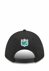 Schwarze Mütze mit gesticktem NFL-Logo in Grün und Weiß, mit einem Snapback-Verschluss und strukturiertem Stoff. Runde Form mit glatter Oberfläche.