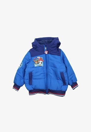 Veste rembourrée bleue avec capuche, présentant un patch de dessin animé sur la poitrine, des poignets côtelés et un ourlet rayé. Fabriquée en matériau isolant.