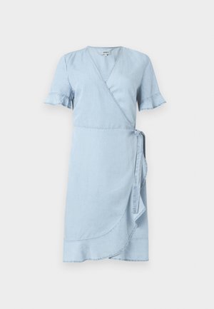 Lichtblauwe denim wikkeljurk met korte uitlopende mouwen, een striksluiting bij de taille en een gebogen zoom met gestikte details.