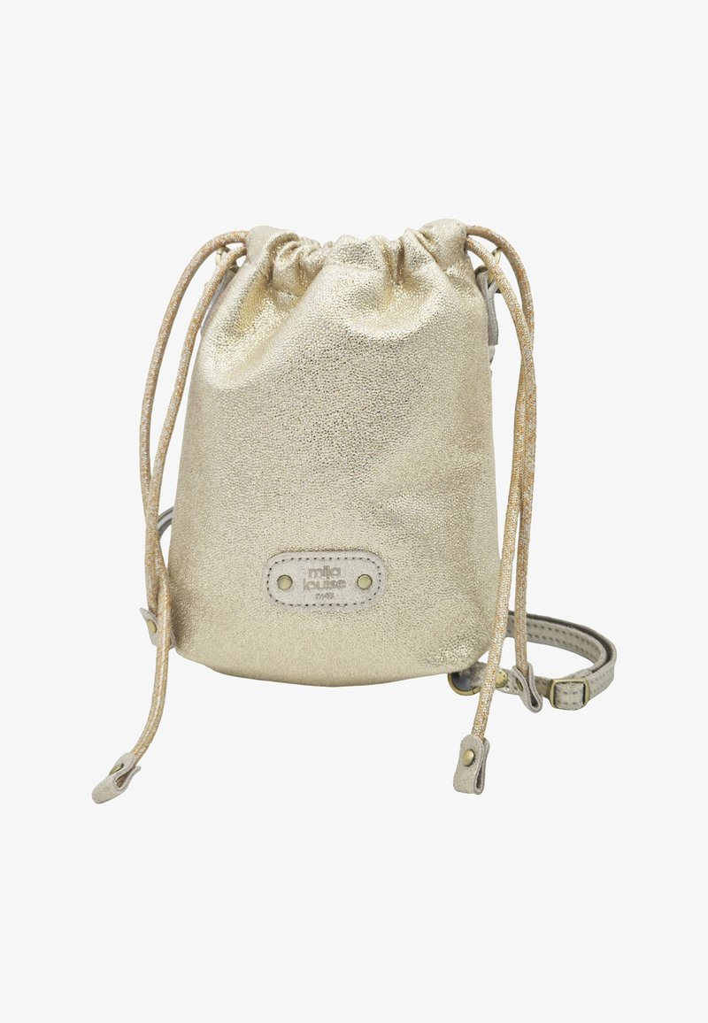 Petit sac seau doré métallique avec cordon, fine bandoulière et patch logo à l'avant.