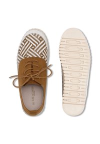 Zapatos marrones de cordones con parte superior de tela estampada de diseño zigzag, suela de goma blanca y detalle de agarre texturizado en la parte inferior.