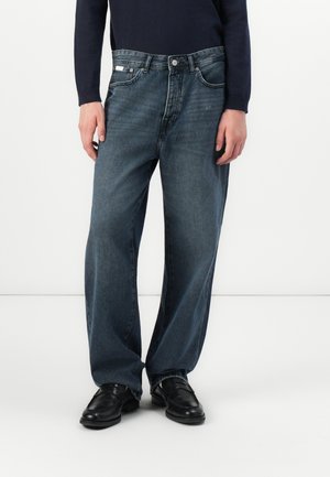 Blauwe jeans van denim met een losse pasvorm, voorzien van een knoop- en ritssluiting, vijf zakken en een subtiele vervaagde textuur.