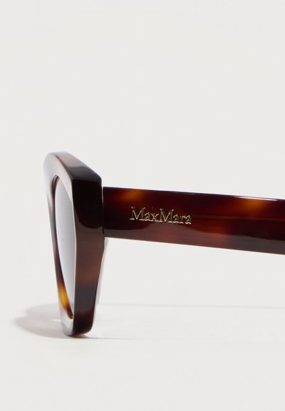 Καφέ τετράγωνο σκελετό γυαλιών με σχέδιο χελώνας και χρυσό λογότυπο Max Mara σε λευκό φόντο.