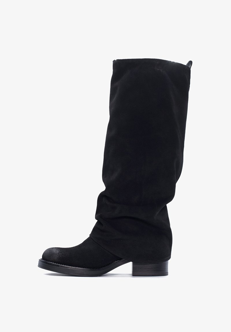 Stivale in suede nero al ginocchio con design arricciato. Dotato di punta rotonda e tacco in legno basso. Texture liscia su tutta la superficie.
