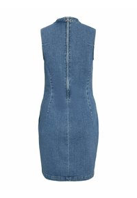 Robe en denim à la coupe ajustée, sans manches, avec une fermeture éclair centrale visible au dos ; teinte bleu clair avec une texture lisse.