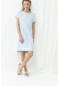 Robe courte à rayures bleues claires et blanches avec un col rond, une coupe décontractée et un ourlet offrant une subtile accent rayé. Chaussons doux et texturés.