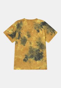 Tričko s krátkým rukávem v žlutozeleném tie-dye, nabízí volný střih a měkký bavlněný materiál, s kulatým výstřihem a bez viditelných log.