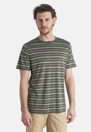 Groene gestreepte t-shirt met horizontale witte en donkerder groene lijnen, ronde halslijn en korte mouwen. Zacht katoenmateriaal.