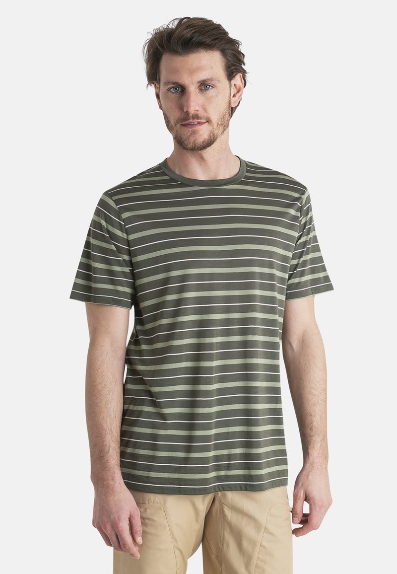 Camiseta a rayas verdes con líneas horizontales en blanco y verde más oscuro, con cuello redondo y mangas cortas. Material suave de algodón.
