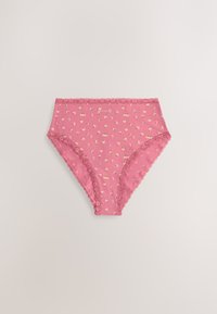 Pink kvinders undertøj med høj talje med små hvide blomstermønstre og blondekant ved talje og benåbninger.
