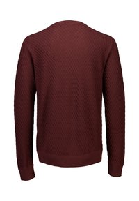 Bordowy sweter z dzianiny w wzór diamentowy, z długimi rękawami, ściągaczami przy mankietach i dolnej krawędzi, z okrągłym dekoltem i teksturowanym materiałem.