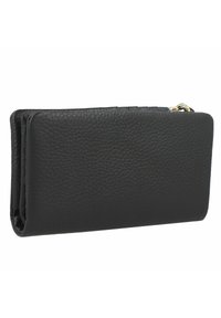 Portafoglio in pelle nera con superficie testurizzata, chiusura con zip e forma rettangolare sottile. I bordi sono arrotondati per un aspetto morbido.