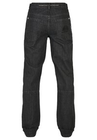 Mustad denim teksad, millel on mugav lõige, sirged sääred, kaks tagumist taskut ning diskreetne logode detail paremas taskus.
