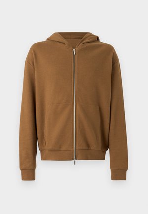 Hanorac maro cu fermoar, confecționat dintr-un material texturat, cu glugă, două buzunare frontale și manșete și tiv striate. Croială casual, lejeră.