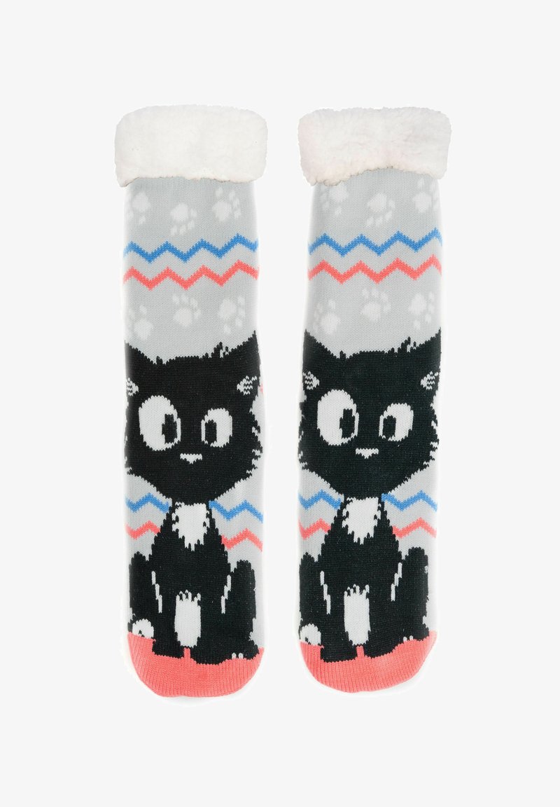 Calzini lavorati a maglia con un design di gatto nero, sfondo grigio con impronte di zampe, motivi a zigzag in blu e corallo, e una soffice cima bianca.