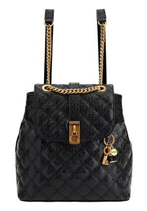 Sac à dos Guess noir avec bretelles chaîne dorée, fermeture à clip, et breloques décoratives en forme de clé et d'étiquette. Motif monogramme sur toute la surface.