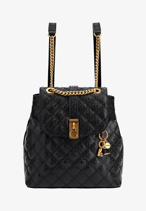 Czarny plecak Guess z paskami z łańcucha w kolorze złotym, zapinką na zatrzask oraz ozdobnymi zawieszkami w kształcie klucza i tabliczki. Wzór monogramu na całej powierzchni.