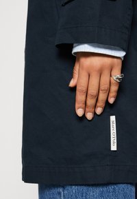 Marc O'Polo SHORT WITH BELT DOUBLE BREASTED LAPEL COLLAR - Trenčkot - deep blue sea
