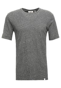 Meleret mørkegrå kortærmet t-shirt med rund hals og et lille hvidt mærke i bunden mod en hvid baggrund.