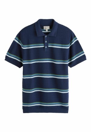 Polo shirt bleu marine en tissu texturé avec des rayures horizontales en bleu clair et vert. Il comporte un col, une patte de boutonnage à trois boutons et des manches courtes.