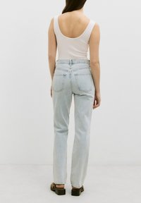 Lichtblauwe denim jeans met een hoge taille en een rechte pasvorm. Bevat twee achterzakken en een klassieke vijf-pocket ontwerp.