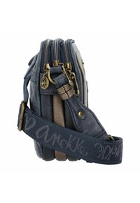 Blaues Lederhandtasche mit mehreren Reißverschlussfächern, goldfarbenen Beschlägen, einem strukturierten Riemen mit Schriftzug und einer kompakten rechteckigen Form.