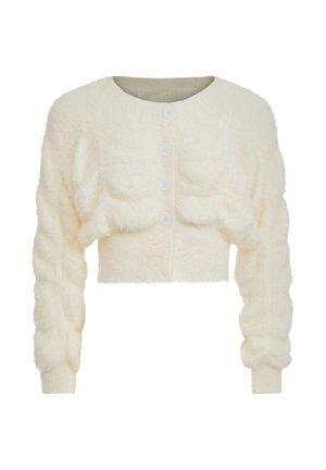 Crème-kleurige donzige cropped cardigan met lange pofmouwen en vier witte knopen aan de voorkant.