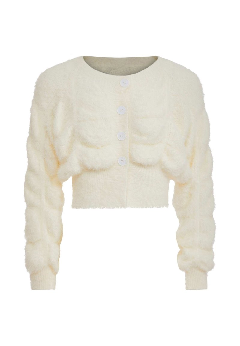 Krämfärgad fluffig kort cardigan med långa puffsälmar och fyra vita knappar framtill.