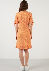 LELA FLORAL V NECK RUFFLE DETAIL MINI  - Denné šaty - orange color