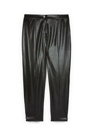 Błyszczące czarne spodnie o prostych nogawkach z zapinanym na guziki paskiem i subtelnymi zakładkami, wykonane z gładko fakturowanego materiału.