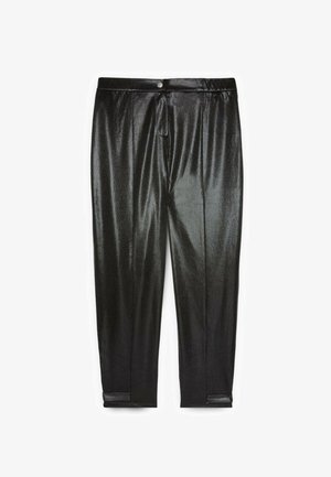 Glanzende zwarte pantalons met rechte pijpen, een tailleband met knopen en subtiele plooien, uitgevoerd in een gladde, gestructureerde stof.