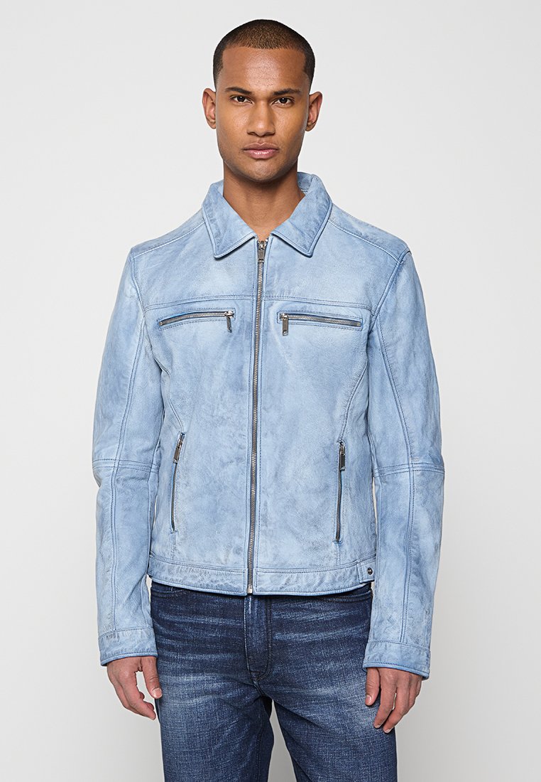 Veste en cuir bleu clair au toucher lisse, dotée d'une fermeture éclair sur le devant, de deux poches sur la poitrine et de poches latérales à fermeture éclair. Col structuré et coutures.
