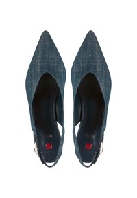 Tmavě modré džínové slingback podpatky s špičatou špičkou, černým interiérem, stříbrným kováním a červeným akcentem poblíž pásku okolo kotníku.