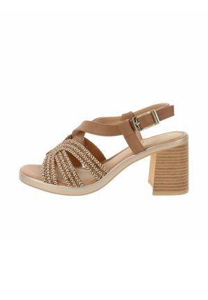 Sandal aperto con punta quadrata, texture intrecciata e cinturino alla caviglia regolabile. Il tacco spesso presenta strisce orizzontali e suola di colore chiaro.