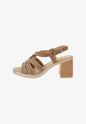 Sandal aperto con punta quadrata, texture intrecciata e cinturino alla caviglia regolabile. Il tacco spesso presenta strisce orizzontali e suola di colore chiaro.