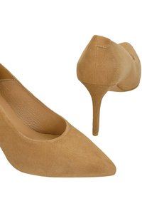 Paar beiger Wildleder-Pumps mit hohen Absätzen, spitzen Zehen und schlanken Absätzen, aus schrägen Vorder- und Rückansichten gezeigt.