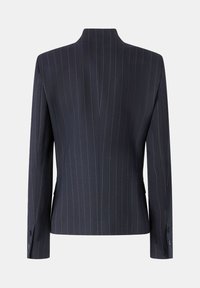 Blazer navy a righe sottili, design strutturato, collo alto, maniche lunghe, vestibilità sartoriale, con cuciture contrastanti sottili e polsini con bottoni.