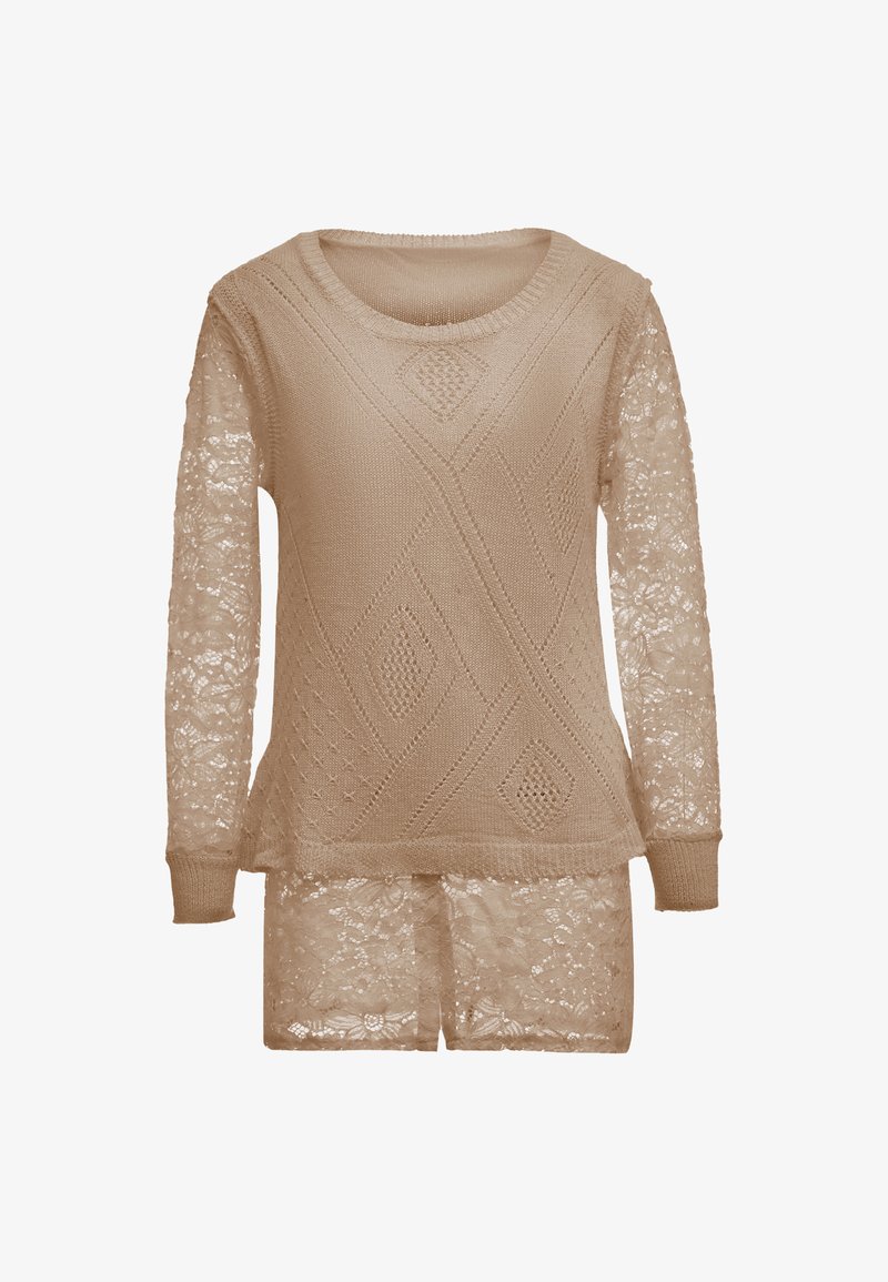 Pull en tricot beige avec des motifs en losange et des manches longues en dentelle florale transparente, accompagné de shorts en dentelle assortis.