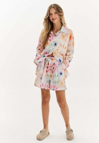 Tričko s krátkym rukávom a šortky s tie-dye vzorom v pastelových farbách, s kvetinovým vzorom, mäkkou tkaninou a voľným strihom s viazaním v páse.