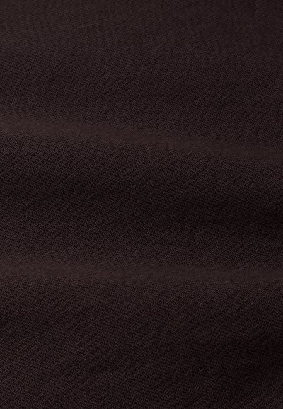 Tessuto marrone scuro con una texture liscia e un sottile motivo a diagonale, che presenta un colore uniforme e una finitura pulita.