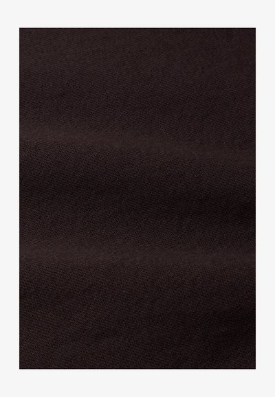 Tessuto marrone scuro con una texture liscia e un sottile motivo a diagonale, che presenta un colore uniforme e una finitura pulita.