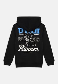 Čierna mikina s kapucňou s grafickým dizajnom medveďa, modrým textom "UTAH BLACK BEARS" a bielym textom, ktorý uvádza "Runner 1995, Bryce Canyon, USA."