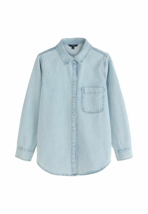 Cămașă din denim albastru deschis, cu mâneci lungi, nasturi, buzunar la piept și guler clasic, afișată pe un fundal alb.