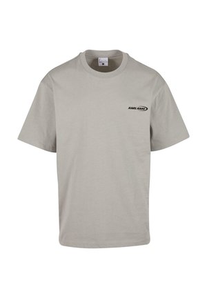 Tricou din bumbac gri, cu guler rotund, mâneci scurte și un mic logo negru "KARL KANI" în zona stângă a pieptului. Design simplu, croială casual.