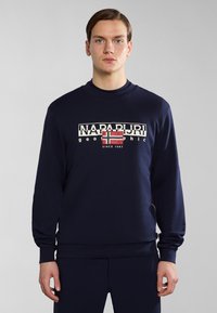 Navy blue long-sleeve sweatshirt made of cotton, featuring a printed logo with a Norwegian flag and text below. Ribbed neck and cuffs.
