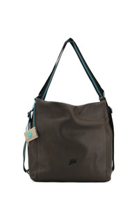 Borsa a tracolla in pelle marrone con finitura testurizzata, cinturini a strisce nere e teal e una piccola targhetta beige con un logo blu.